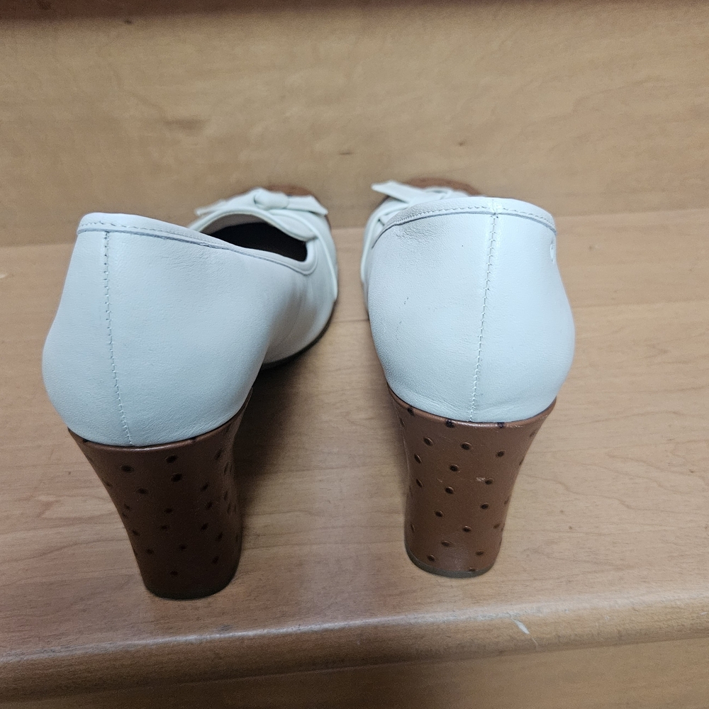 Elegant Two-Tone Women's Pumps - Picture 6 of 6